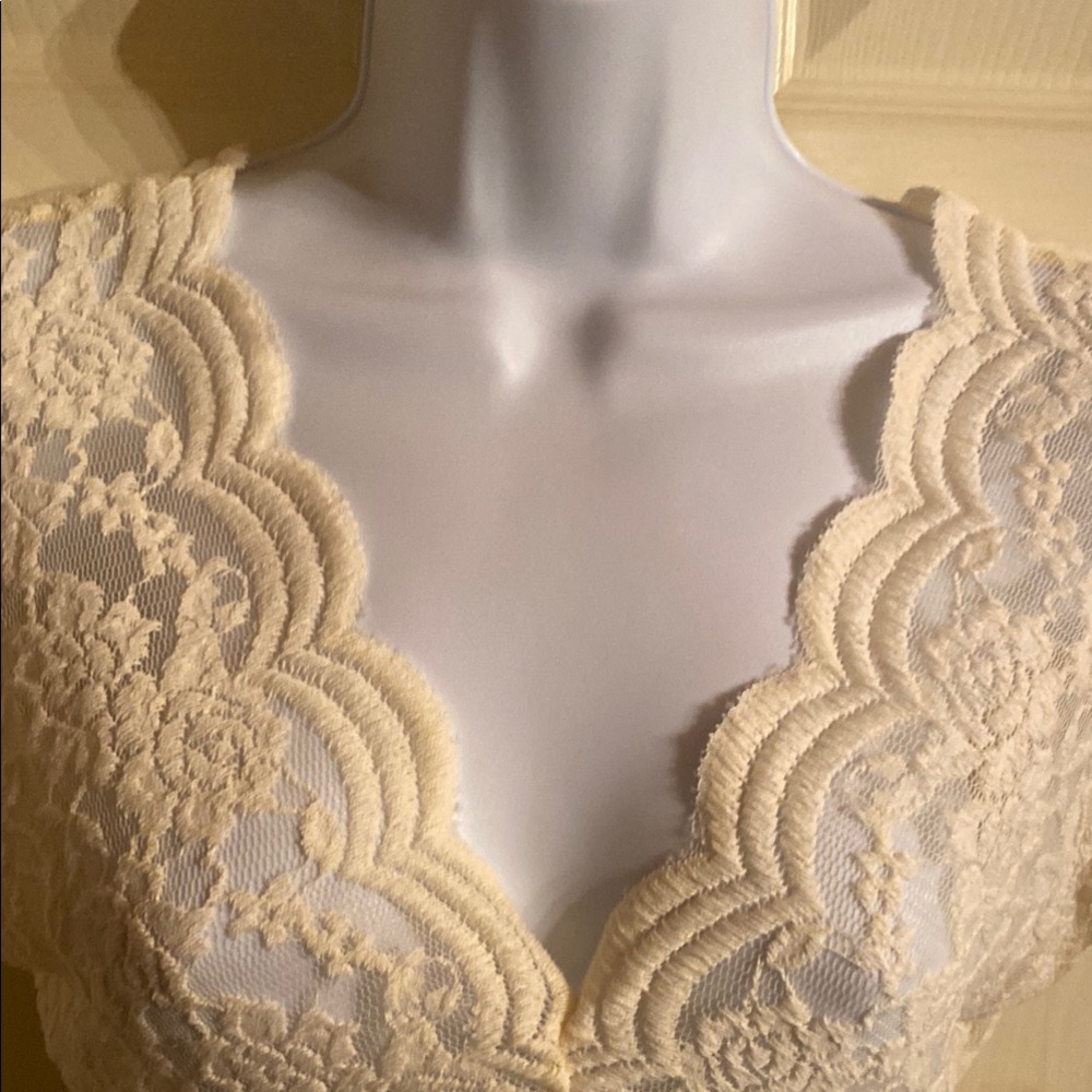 RD Style Cream Lace V-Neck Cap Sleeve Top - Picture 2 of 6